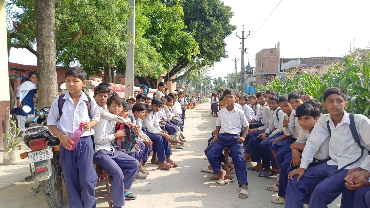 Bihar News:  the school's landlord himself locked the school In Vaishali news hindi