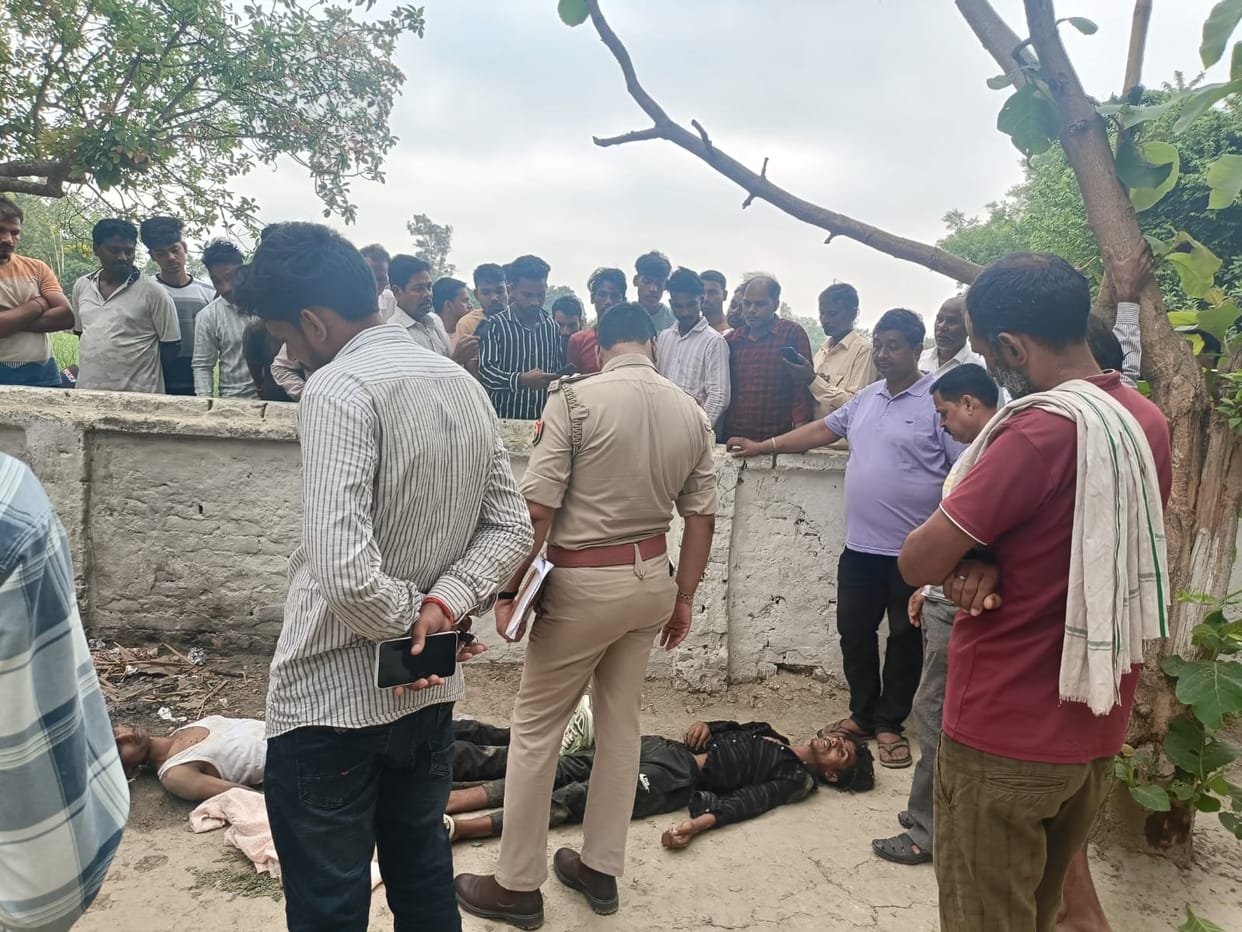 UP: Bodies of two teenagers found in a school in Ambedkar Nagar, one hanging from a noose, one lying on the gr