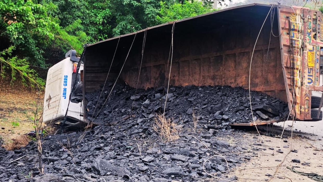accident in Sonbhadra Driver dead buried in coal tried to escape after trailer overturned