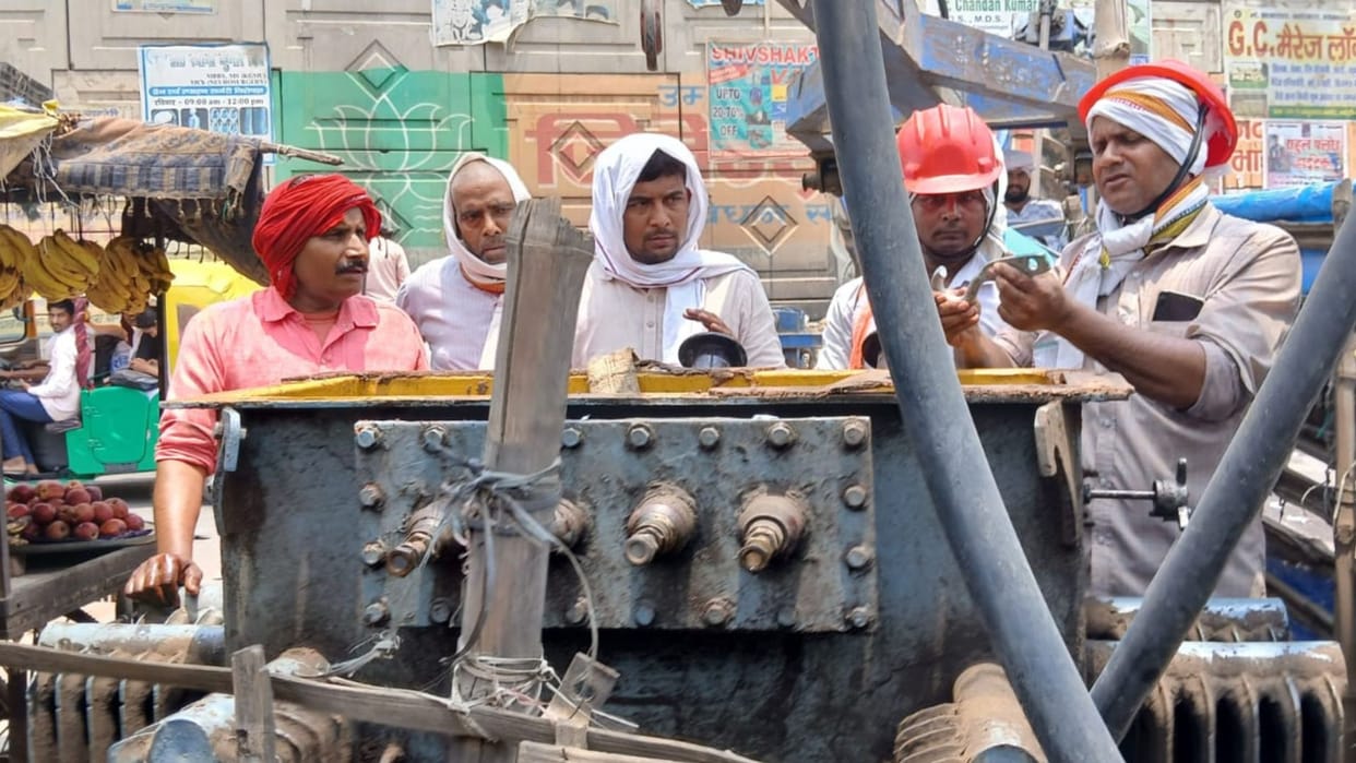 Electric Crisis Cat jumped on transformer electricity came after 13 hours in 10 villages in varanasi