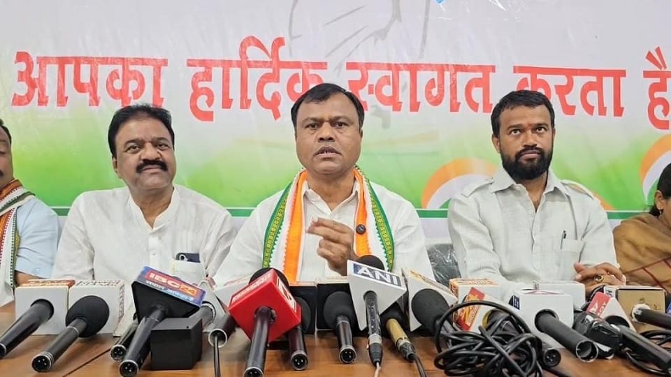 दीपक बैज व अन्य