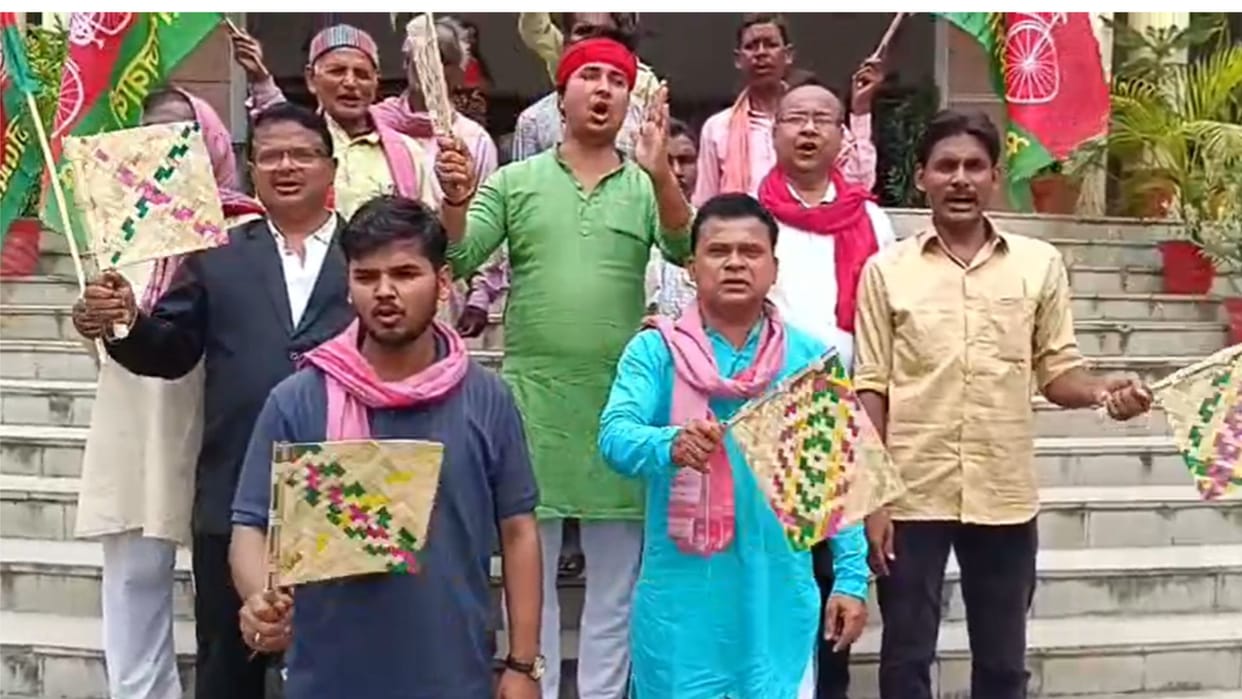 Unique protest against power cuts SP workers raised slogans by running fans with their hands demanding impro