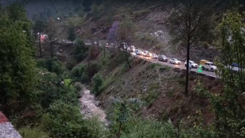 Uttarakhand Weather Heavy rainfall and hailstorm in Uttarkashi debris fell on Yamunotri highway