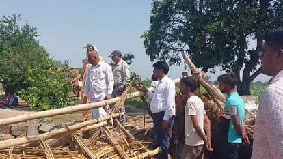 आंधी ने बरपाया कहर: लखीमपुर खीरी में दीवार गिरने से पिता-पुत्री की मौत, परिवार के तीन सदस्य गंभीर घायल Father daughter died due to wall collapse due to storm in Lakhimpur kheri