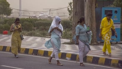 Weather Updates IMD Monsoon forecast Rain in Karnataka Maharashtra Delhi NCR temperature and mausam hindi news