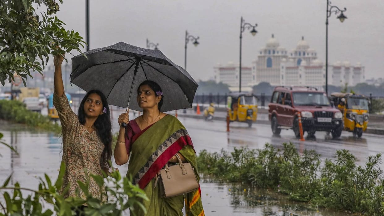 Weather Updates IMD Monsoon forecast Rain in Karnataka Maharashtra Delhi NCR temperature and mausam hindi news