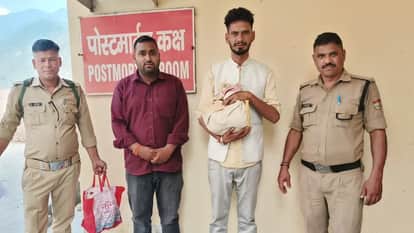 बच्ची के शव को लेजाते दीपक बिष्ट व सूर्य प्रकाश पुरोहित