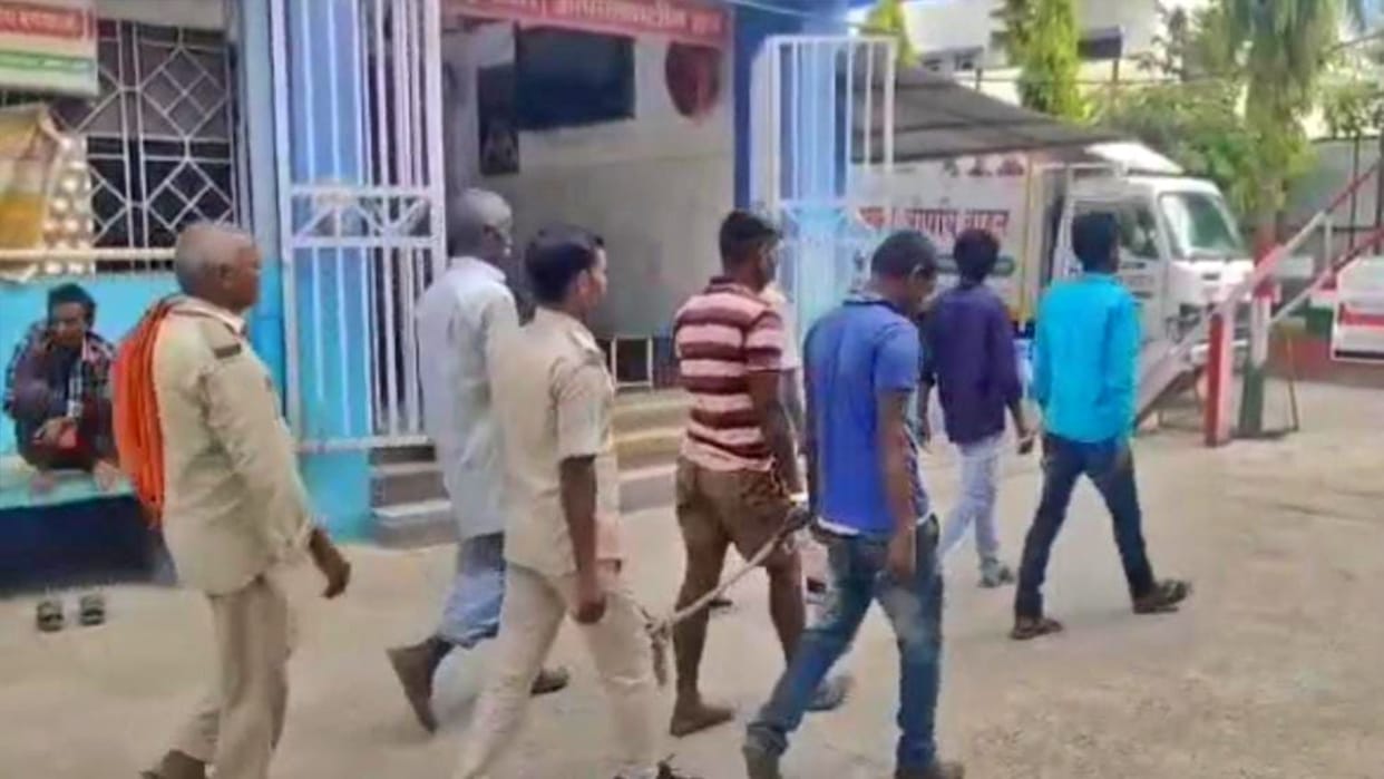 Begusarai: Police team attacked while raiding liquor party, 2 injured; 9 accused including 4 women arrested