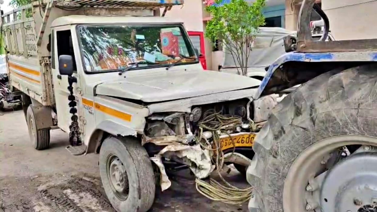 Bettiah: Pickup hits wedding procession vehicle 5 people including bride seriously injured Groom's leg broken