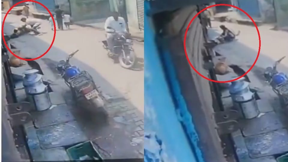 young man fell on the road while walking in Moradabad, he died when taken to the hospital, watch video