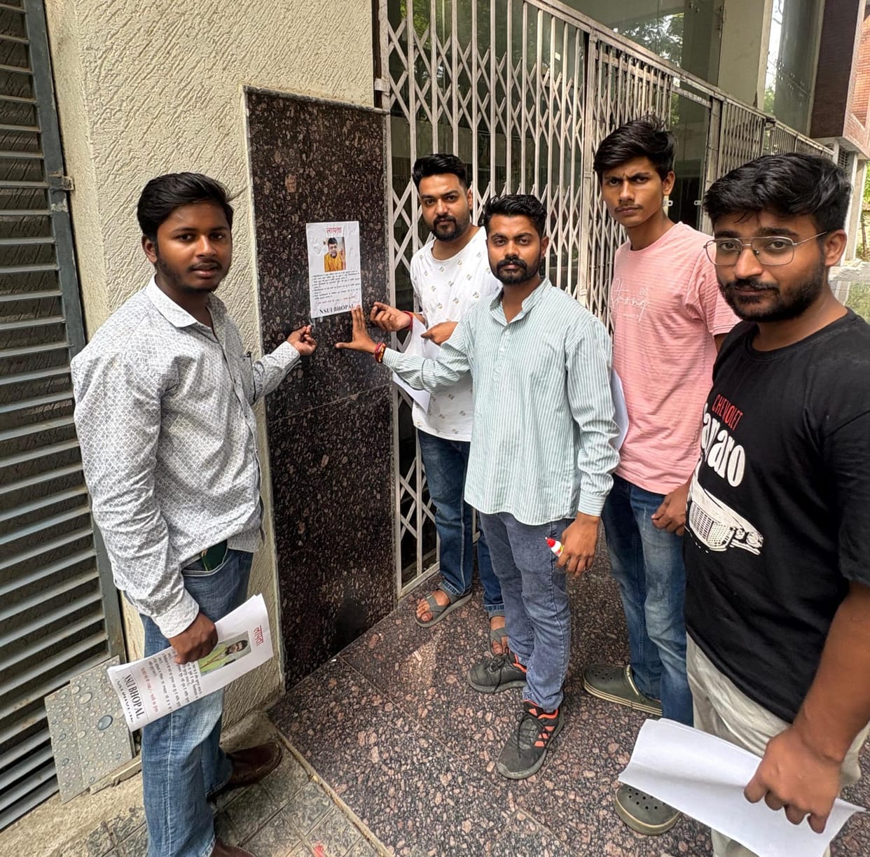 Bhopal: NSUI pasted posters of missing Vice Chancellor in BU, announced a reward of Rs 1100 to the person who