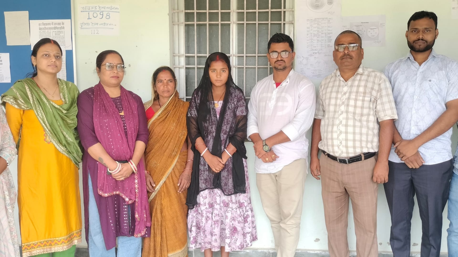 विद्यालय में शिक्षक और शिक्षिकाओं के साथ सास-बहू
