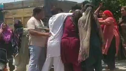Himachal Pradesh: बिजली चोरी पर कार्रवाई करने गए दो जेई को पीटा, लाइनमैन के फाड़े कपड़े; भागकर बचाई जान Himachal Sirmaur Two JEs who went to take action against electricity theft were beaten up