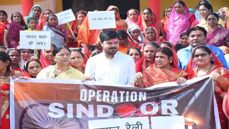 धरसीवां विधानसभा की महिला मोर्चा ने निकाली सिंदूर यात्रा मशाल रैली: विधायक अनुज बोले- हर नागरिक सेना के साथ