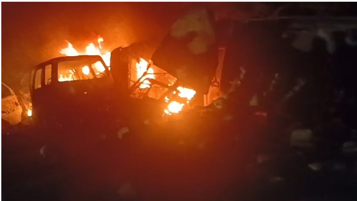 truck-trailer and car accident on Raipur-Balodabazar Road: Car driver burnt alive, watch LIVE video