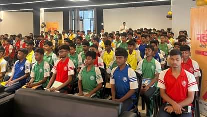 डालिम्स सनबीम रोहनिया में आयोजित नई दिशा कार्यक्रम में शामिल बच्चे।