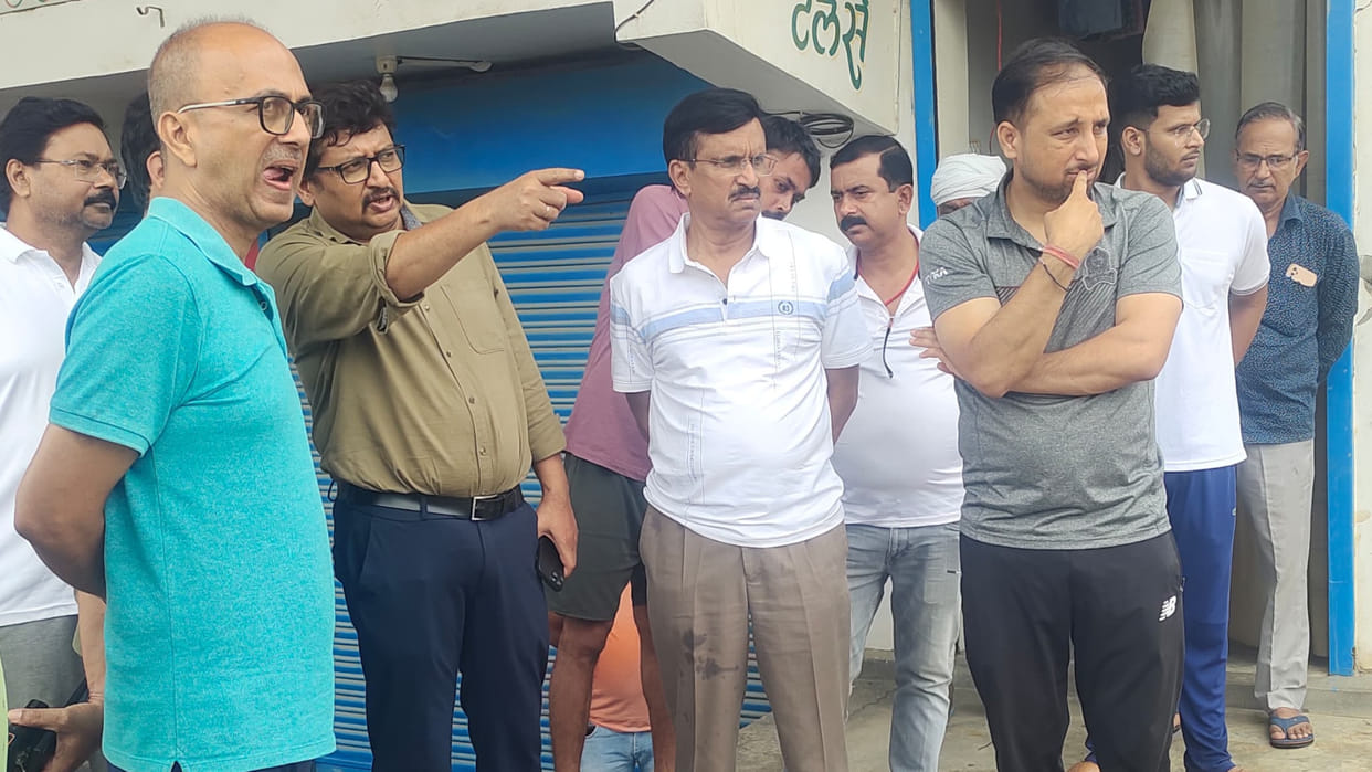 The weather became pleasant in Gorakhpur due to the rain in the morning. The temperature dropped