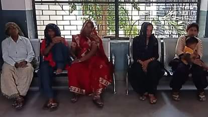 हादसे के बाद अस्पताल पहुंचे लोग