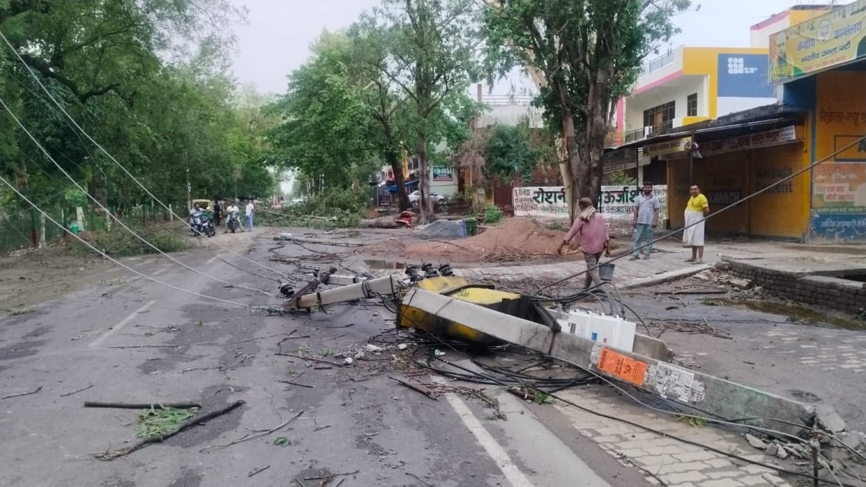 Kanpur Dehat The storm that came at night wreaked havoc two people died powercut off across district