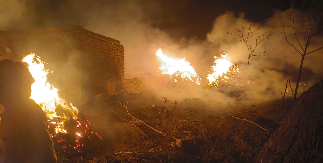 Six killed and more than 20 injured due to storm and fierce fire broke out at lahara in kasganj