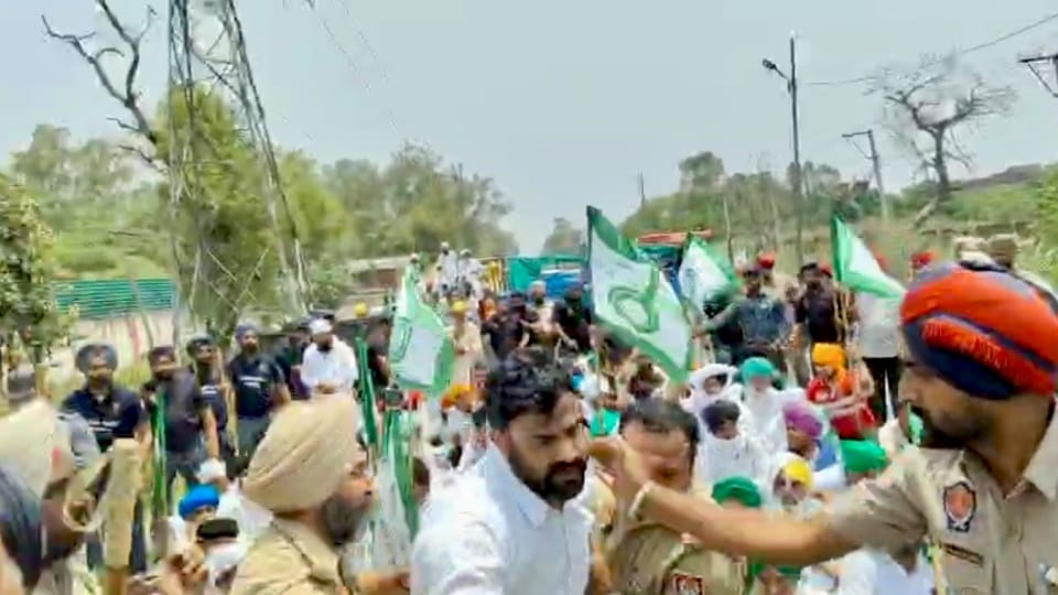 Clash between police and farmers in Amritsar lathicharge many injured see video