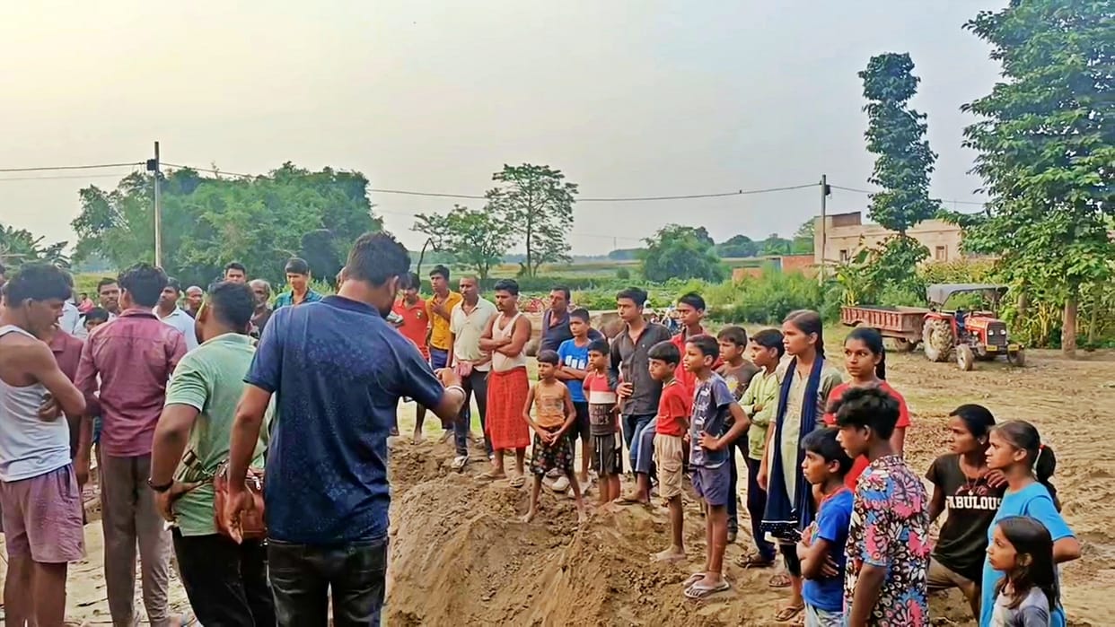 Katihar Major accident while opening toilet tank 2 people died due to poisonous gas Condition of 3 is critical