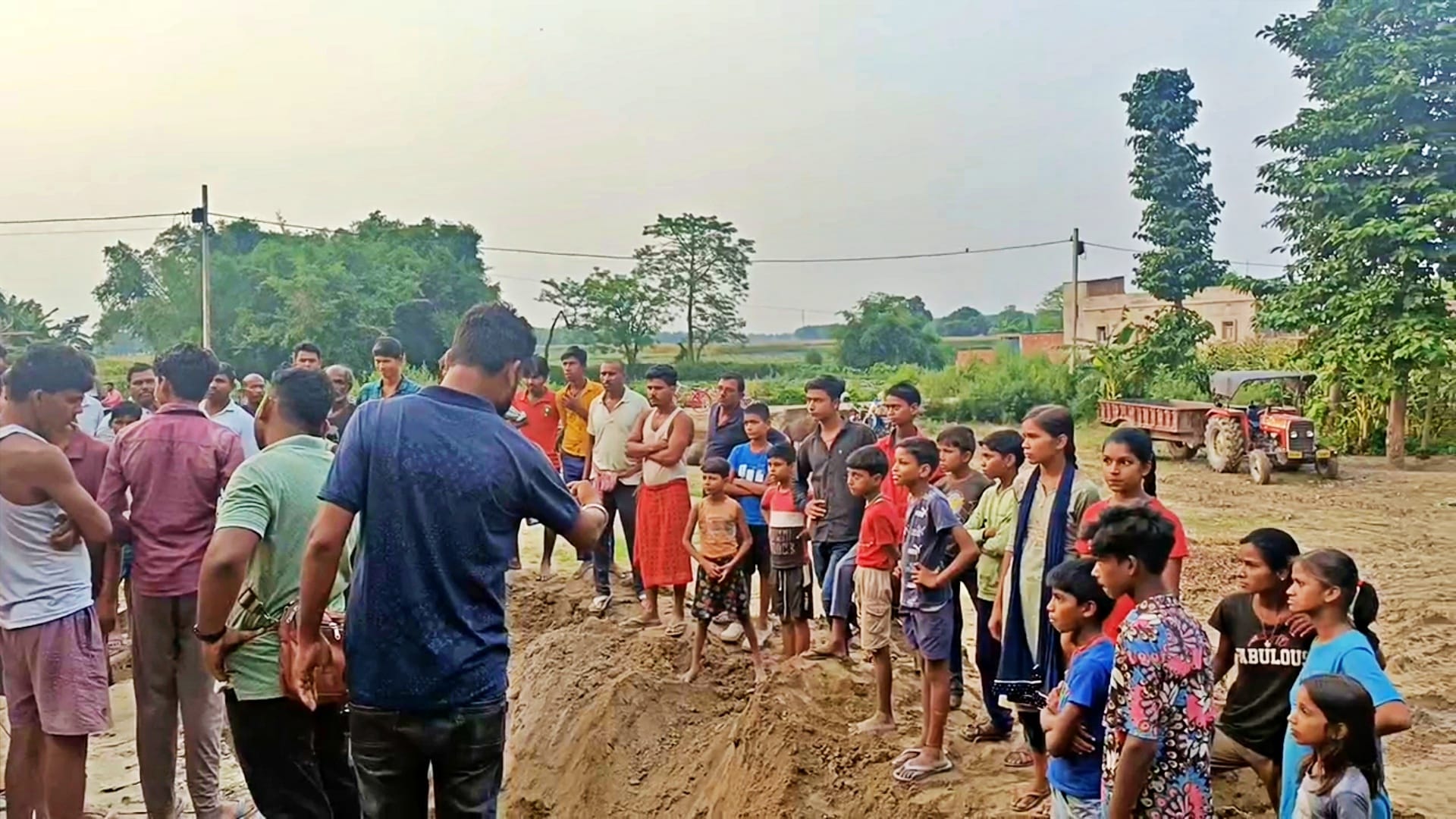 घटनास्थल पर जुटी भारी भीड़