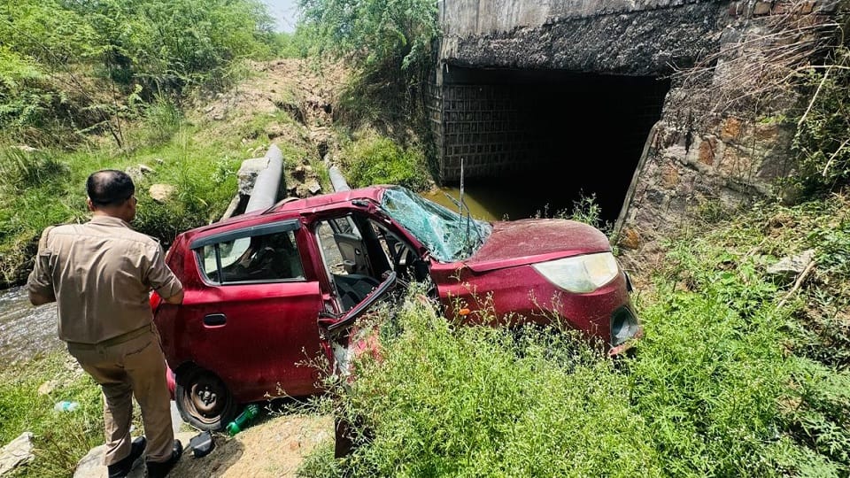 Uncontrolled car hits a couple riding a bike and falls into a ditch