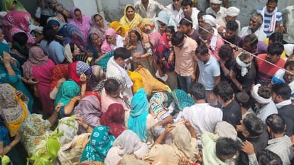 Death of a soldier: Seeing the dead body, the daughters said - Papa, get up, the wife fainted