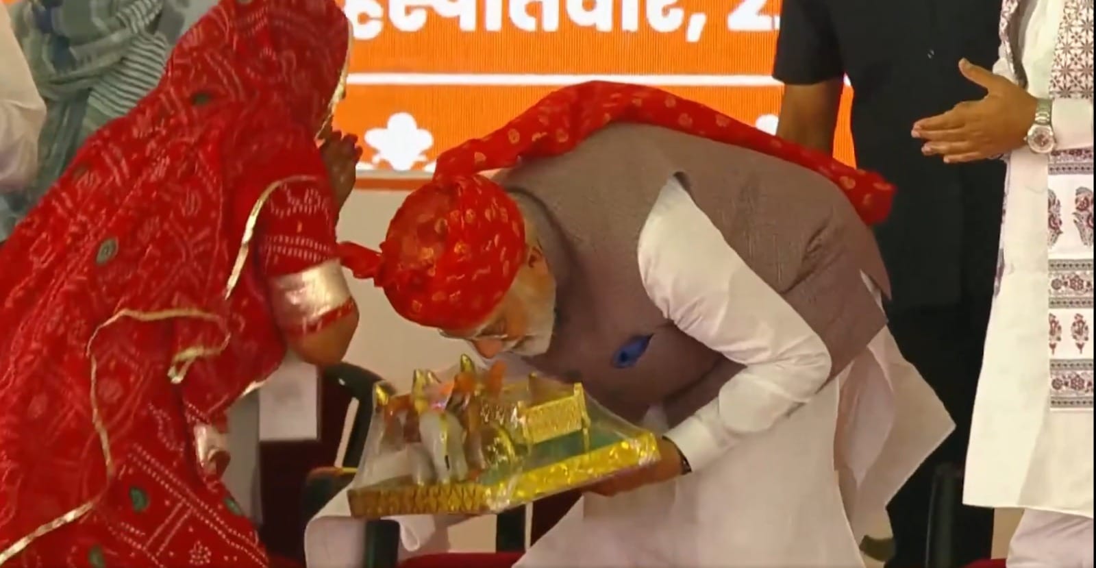 मंच पर सुमित्रादेवी को प्रणाम करते पीएम नरेंद्र मोदी