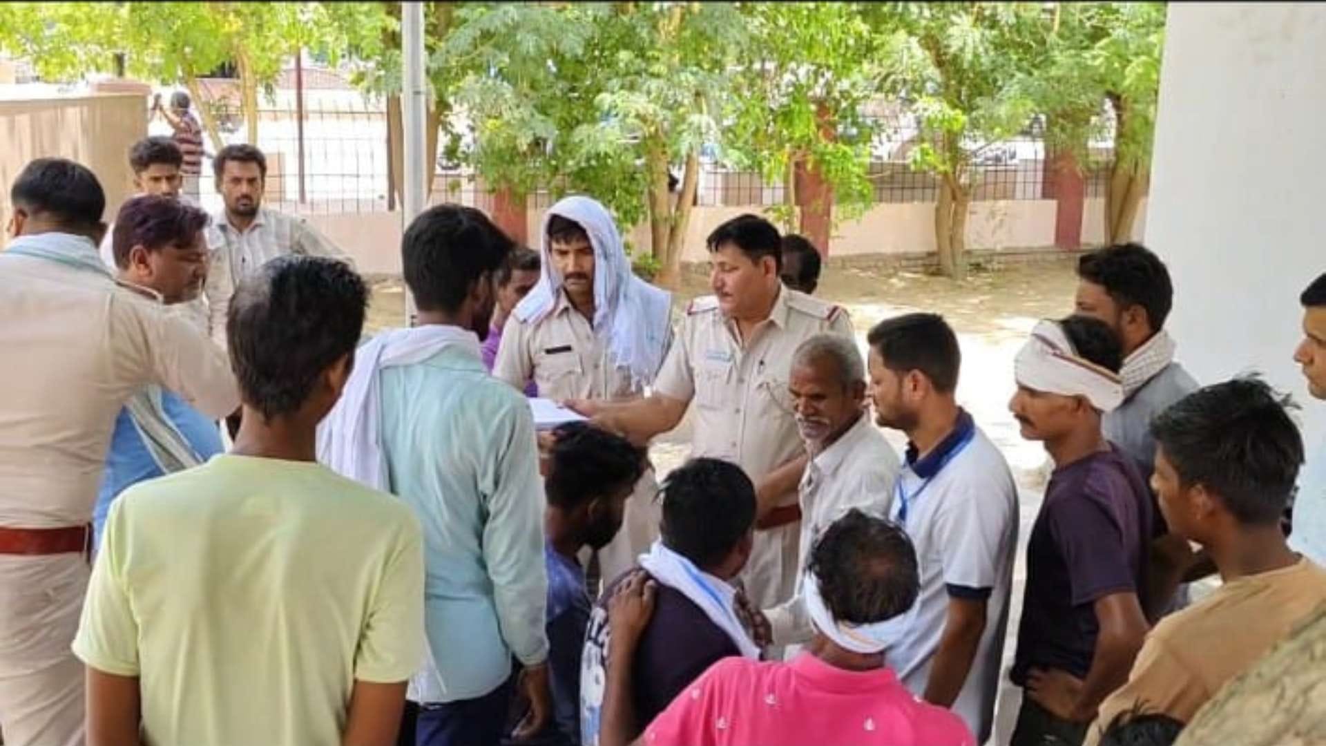 मौके पर मौजूद लोग