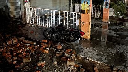 घर में कर रहे थे बात: तेज आंधी से अचानक गिरी दीवार, छह लोग दबकर हुए घायल, एक बच्ची की हालत नाजुक A wall suddenly collapsed due to a strong storm