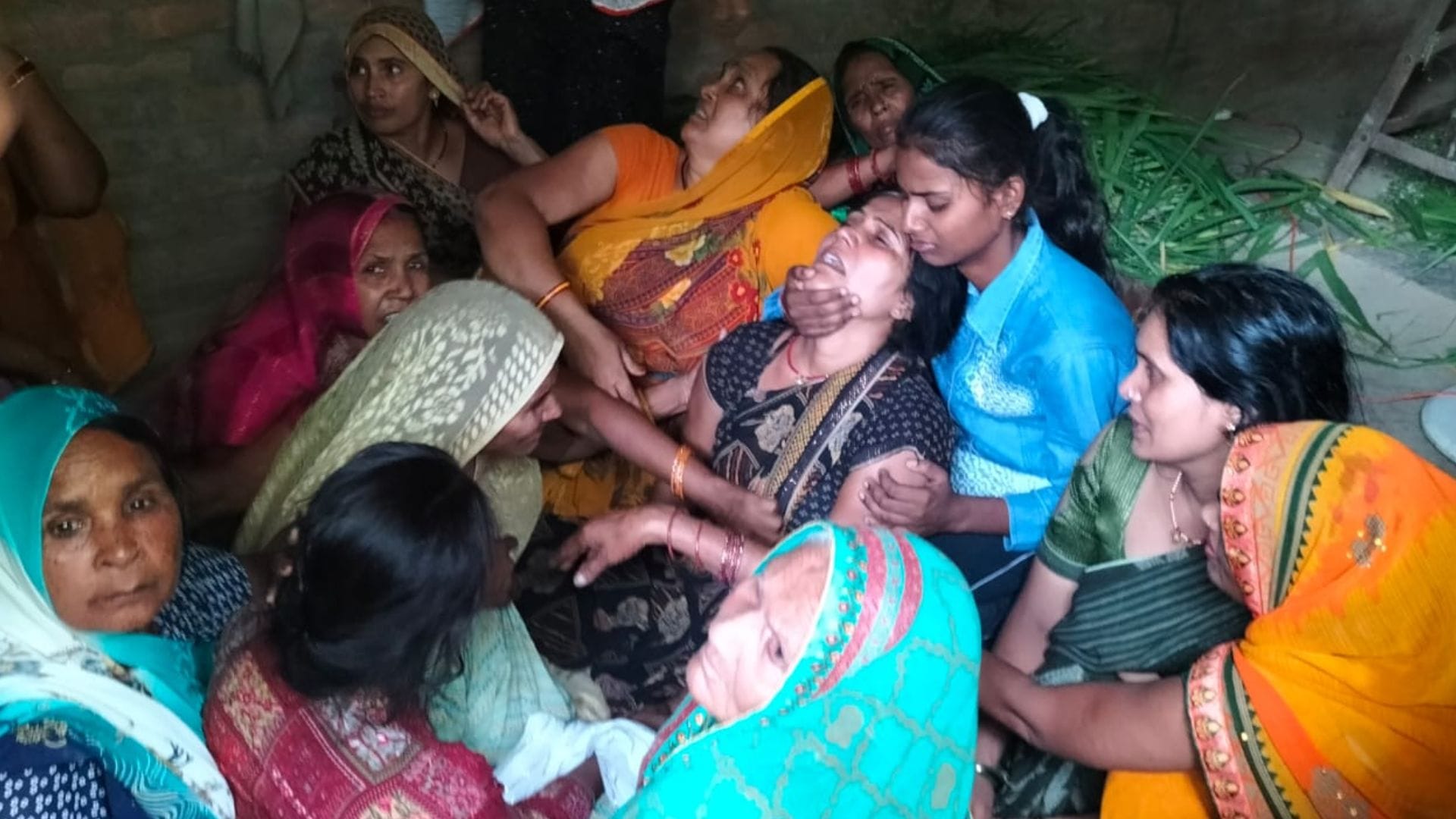 mourning in the houses even on second day after death of four people due to electric shock in Ghazipur
