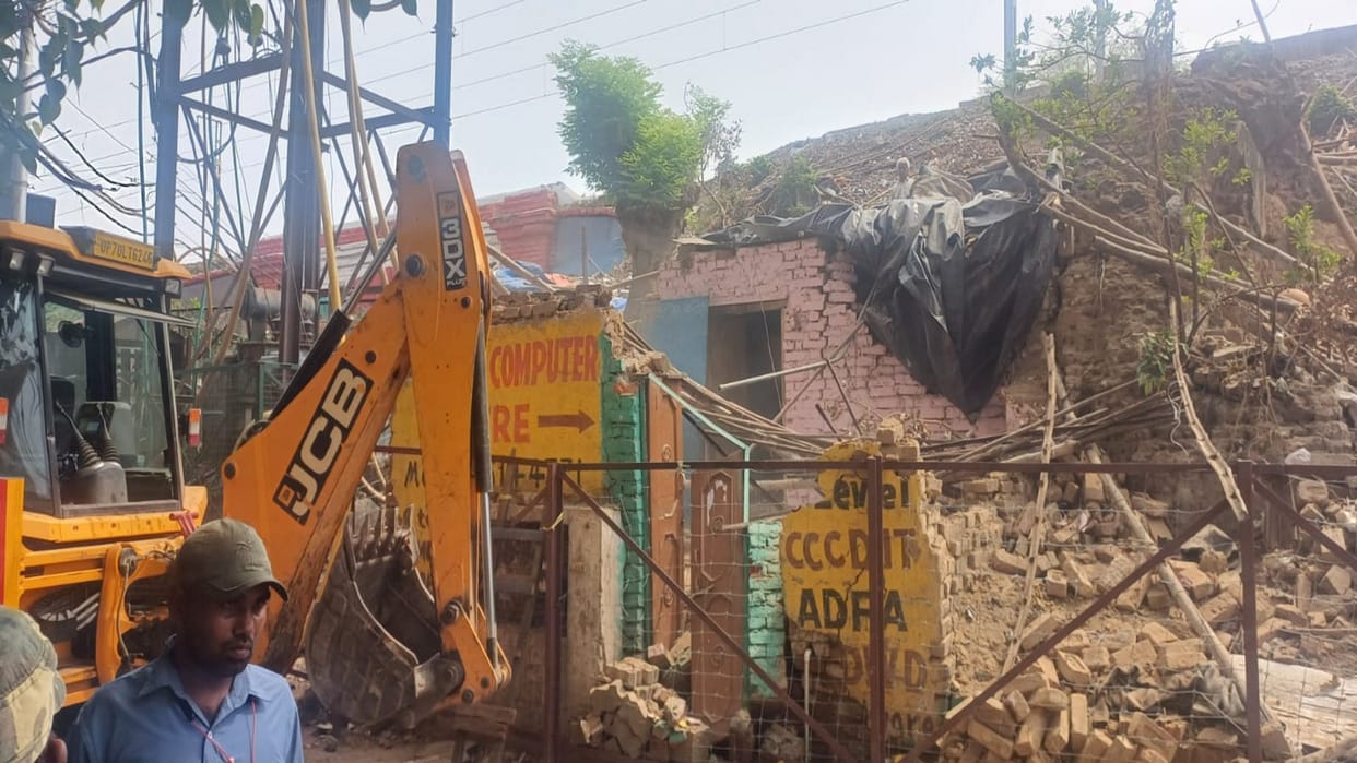 Railways demolished illegal construction in Azad Nagar, notice was given only last month