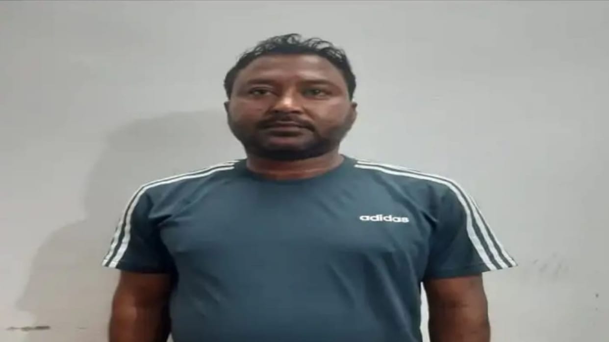 Sujit Singh alias Bhakole who was carrying a bounty of 25 thousand rupees surrendered in court