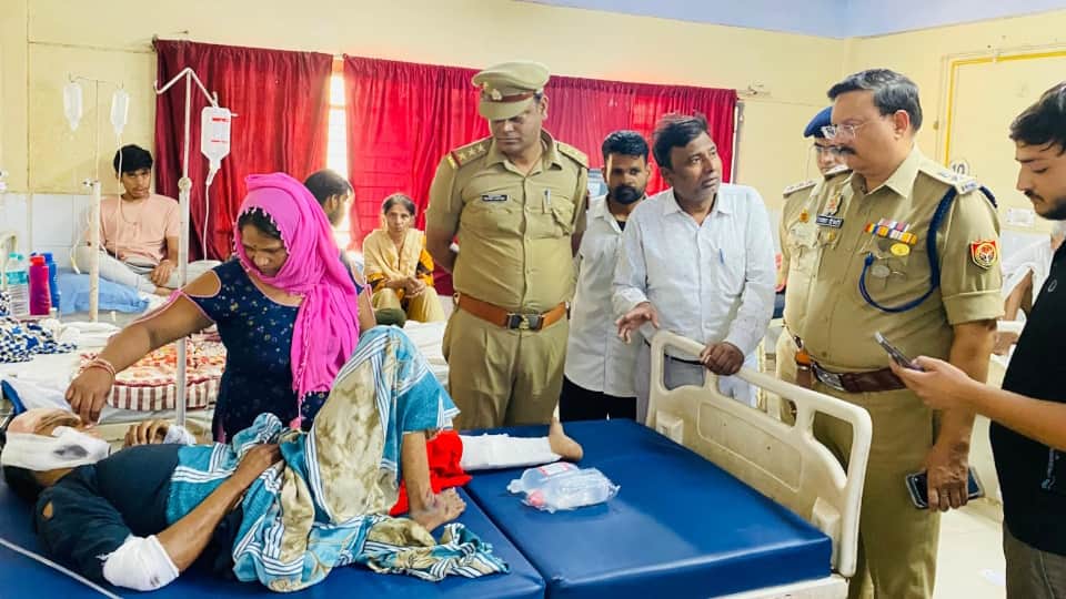 auto rickshaw driver and two innocent children died in a collision with an unknown vehicle in Shahjahanpur