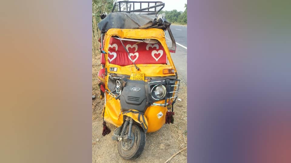 auto rickshaw driver and two innocent children died in a collision with an unknown vehicle in Shahjahanpur