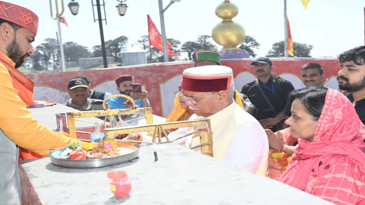 Governor Shiv Pratap Shukla along with his family visited Shikari Devi