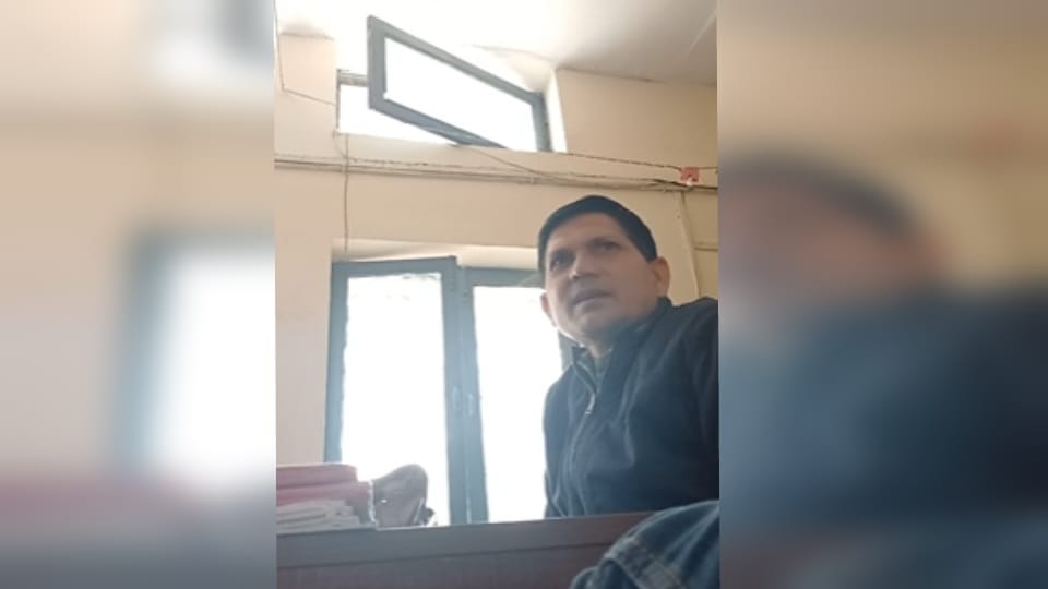 Bijnor: Boss Engineers Wife does Shopping, Junior Engineer Pays the Bill; Video Goes Viral