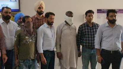 विजिलेंस की हिरासत में आरोपी।