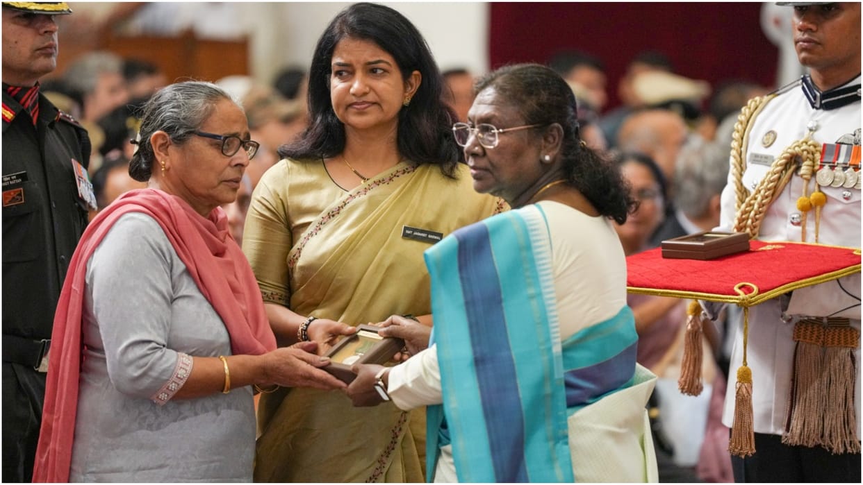 President gives gallantry awards to brave soldiers, know who got which medal