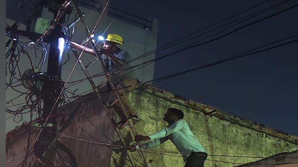 Weather pictures from Moradabad: Trees fell in storm and rain, wires broke, power supply disrupted