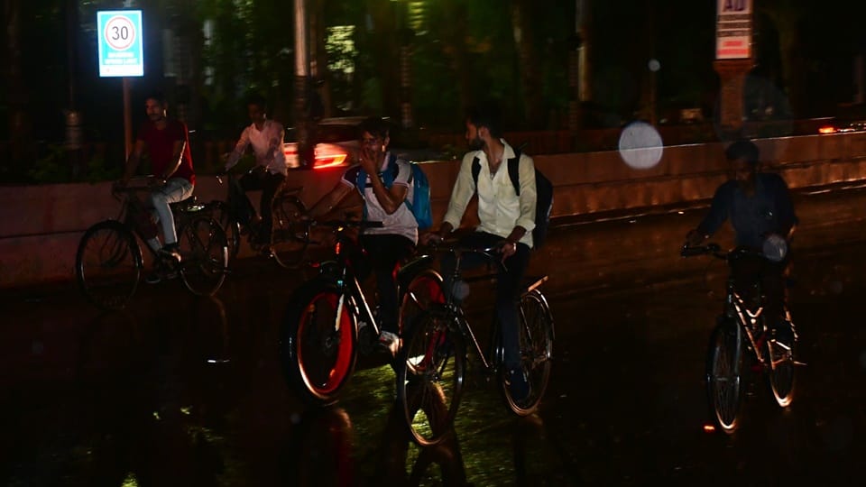 Weather pictures from Moradabad: Trees fell in storm and rain, wires broke, power supply disrupted