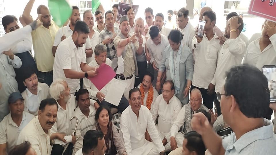 Congress protests against the bad condition of the road on Almora-Haldwani NH