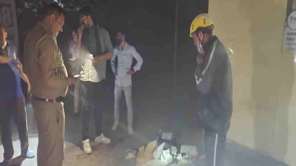 Roorkee News Fire broke out in store room of dialysis unit of civil hospital