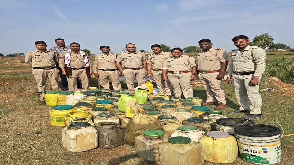 अवैध शराब के खिलाफ पुलिस की कार्रवाई