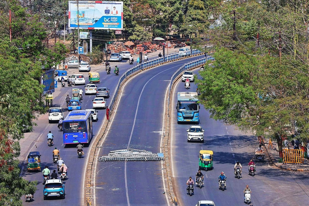 Indore: BRTS bus could not remove the railing, issued tender for lighting of new road