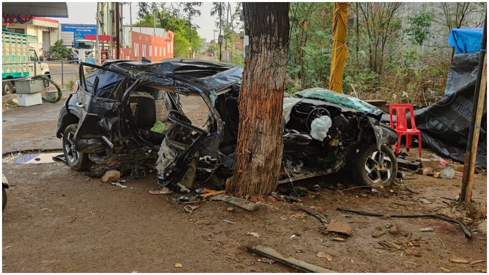 Bhopal Road Accident Car collided with tree three friends died and one injured