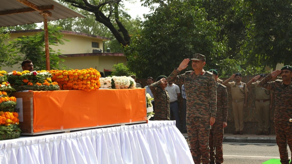 Tribute paid to brave soldier Gaykar Sandeep Pandurang in wreath-laying ceremony