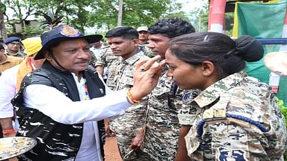 सीएम साय ने जाबाज जवानों को तिलक लगाकर बढ़ाया हौसला: कहा- फोर्स के अदम्य साहस और शौर्य को नमन, देखें तस्वीरें Abujhmad Naxal Operation: CG CM Vishnudeo Sai encouraged brave soldiers by applying tilak to them